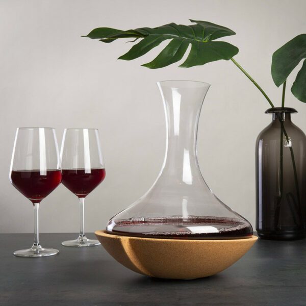 carafe-a-decanter-swirling
